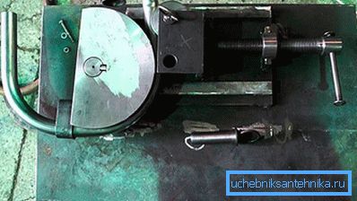 Pipe bender al lavoro Pipe bender al lavoro