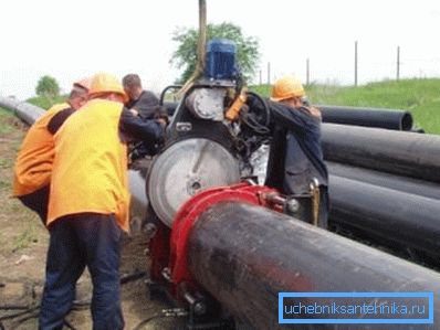 Tubi di grande diametro richiedono attrezzature speciali progettate per tale lavoro.