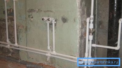 I tubi di queste dimensioni sono spesso usati per la distribuzione dell'acqua all'interno di un appartamento o di un piccolo cottage. I tubi di queste dimensioni sono spesso usati per la distribuzione dell'acqua all'interno di un appartamento o di un piccolo cottage.