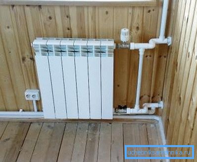 I tubi e le batterie del radiatore sono un segno sicuro del riscaldamento dell'acqua. I tubi e le batterie del radiatore sono un segno sicuro del riscaldamento dell'acqua.