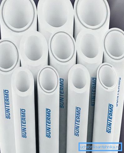 I tubi di plastica non sono soggetti a corrosione, ma hanno una forza ridotta I tubi di plastica non sono soggetti a corrosione, ma hanno una forza ridotta