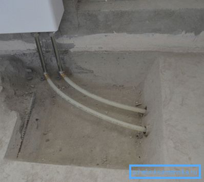 I tubi sono nel pieno di cemento I tubi sono nel pieno di cemento