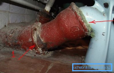 Pulire accuratamente il tubo della toilette e l'ingresso del tubo della fogna Pulire accuratamente il tubo della toilette e l'ingresso del tubo della fogna