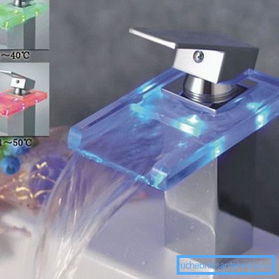 Il colore della retroilluminazione a LED varia con la temperatura dell'acqua. Il colore della retroilluminazione a LED varia con la temperatura dell'acqua.