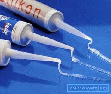 La vasca con silicone sigillante deve essere nell'armadio La vasca con silicone sigillante deve essere nell'armadio