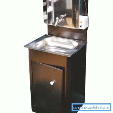 Curbstone e lavello per un lavabo in campagna - un acciaio inossidabile. Curbstone e lavello per un lavabo in campagna - un acciaio inossidabile.