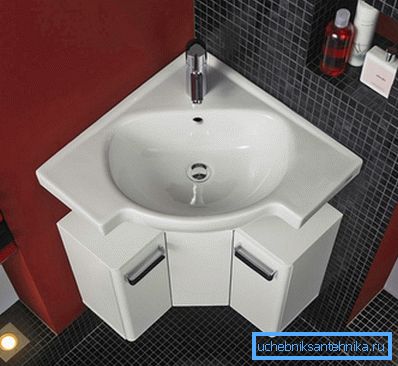 Un lavabo con un lavandino è pratico e conveniente. Un lavabo con un lavandino è pratico e conveniente.