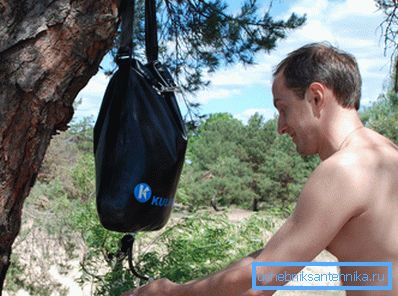 Il lavabo turistico deve essere semplicemente appeso a un albero.