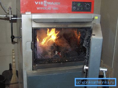 Caldaia di pirolisi del combustibile solido su legno per il sistema di riscaldamento domestico. Caldaia di pirolisi del combustibile solido su legno per il sistema di riscaldamento domestico.