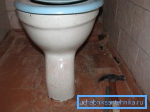 798 Molti nella toilette hanno ancora servizi igienici fabbricati nell'Unione Sovietica.