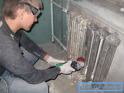 Rimuoviamo il vecchio rivestimento dal dispositivo. Rimuoviamo il vecchio rivestimento dal dispositivo.