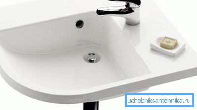 Il lavabo angolare diventa spesso un compromesso tra compattezza e praticità nei bagni piccoli. Il lavabo angolare diventa spesso un compromesso tra compattezza e praticità nei bagni piccoli.