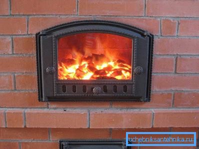 Il carbone riscalda la casa con un forno di mattoni Il carbone riscalda la casa con un forno di mattoni