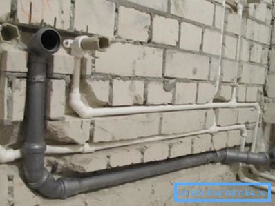 Posa di moderne comunicazioni di plastica nella parete del bagno.