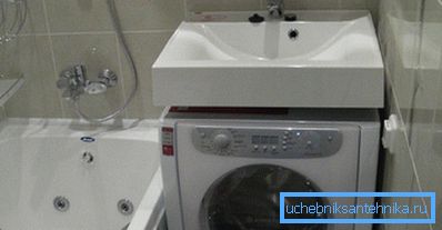 Lavatoio di una ninfea 60 su 60 in un interno di un bagno Lavatoio di una ninfea 60 su 60 in un interno di un bagno