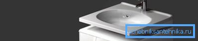 Lavabo progettato per l'installazione sopra una lavatrice Lavabo progettato per l'installazione sopra una lavatrice