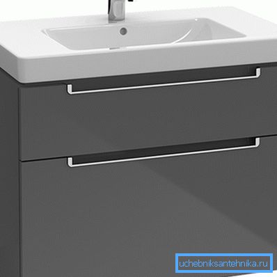 Lavabo con piedistallo e ampio piano del tavolo. Lavabo con piedistallo e ampio piano del tavolo.