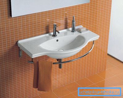 Il lavabo nel bagno deve essere posizionato convenientemente Il lavabo nel bagno deve essere posizionato convenientemente