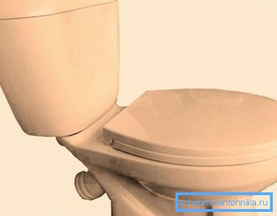 WC beige e lo stesso lavandino con un bagno creeranno una composizione molto piacevole WC beige e lo stesso lavandino con un bagno creeranno una composizione molto piacevole