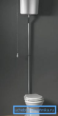 Un bagno con un serbatoio stretto stretto richiede una quantità minima di spazio utilizzato. Un bagno con un serbatoio stretto stretto richiede una quantità minima di spazio utilizzato.