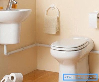WC con scarico collegato alla rete idrica WC con scarico collegato alla rete idrica