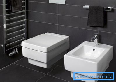 Una toilette montata sul muro contribuirà a creare un interno raffinato nel tuo camerino. Una toilette montata sul muro contribuirà a creare un interno raffinato nel tuo camerino.