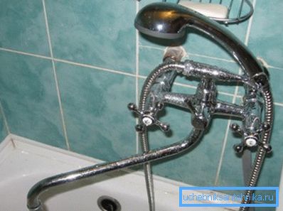 Il rubinetto universale è in grado di versare acqua nella vasca da bagno o affondare a vostra discrezione.