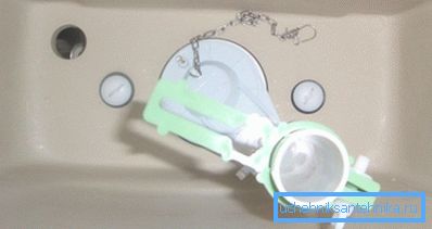 Installare il serbatoio e inserire i bulloni. Installare il serbatoio e inserire i bulloni.
