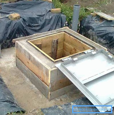 Installa il portello e rimuovi il tubo. Installa il portello e rimuovi il tubo.