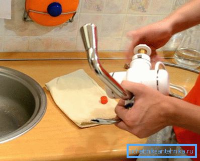 Installiamo lo scaldacqua elettrico funzionante sulla gru con le nostre mani Installiamo lo scaldacqua elettrico funzionante sulla gru con le nostre mani