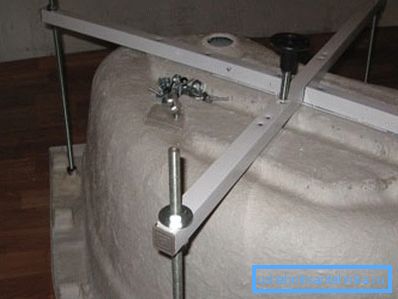 Installiamo telaio, borchie e gambe in acciaio. Installiamo telaio, borchie e gambe in acciaio.