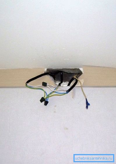 Quando si installano riscaldatori elettrici, assicurarsi che il cablaggio possa supportare il carico. Quando si installano riscaldatori elettrici, assicurarsi che il cablaggio possa supportare il carico.