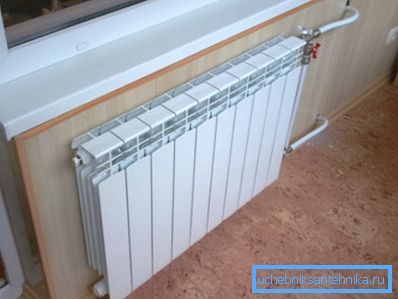 Installazione di un radiatore bimetallico con connessione unilaterale. Installazione di un radiatore bimetallico con connessione unilaterale.