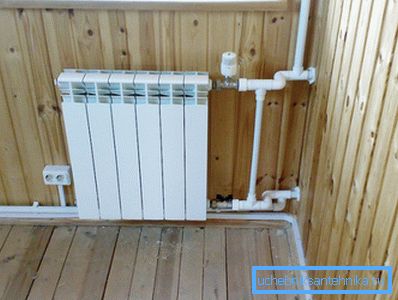 Installazione di un radiatore bimetallico con valvole di regolazione e arresto. Installazione di un radiatore bimetallico con valvole di regolazione e arresto.
