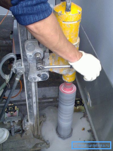 Installazione per calcestruzzo di perforazione diamantata. Installazione per calcestruzzo di perforazione diamantata.