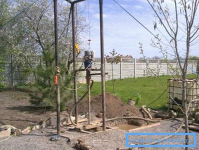 Installazione per la perforazione di pozzi. Installazione per la perforazione di pozzi.