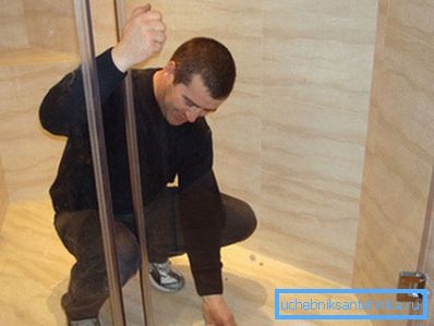 Installazione della porta della cabina. Installazione della porta della cabina.