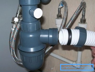 L'installazione del drenaggio delle acque reflue e il collegamento dell'acqua viene effettuata secondo le istruzioni per un particolare modello, poiché alcuni tipi hanno determinate caratteristiche di progettazione L'installazione del drenaggio delle acque reflue e il collegamento dell'acqua viene effettuata secondo le istruzioni per un particolare modello, poiché alcuni tipi hanno determinate caratteristiche di progettazione