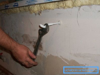 L'installazione di staffe per un radiatore è una fase importante del lavoro. L'installazione di staffe per un radiatore è una fase importante del lavoro.