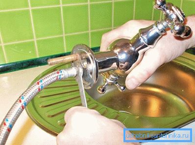 L'installazione di un rubinetto da cucina non richiede strumenti speciali L'installazione di un rubinetto da cucina non richiede strumenti speciali