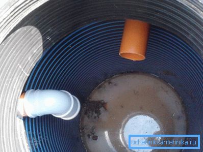 Installazione del tubo di troppopieno nel tipo di acque reflue di tipo cumulativo.