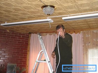 L'installazione del dispositivo assomiglia al collegamento di una lampada convenzionale. L'installazione del dispositivo assomiglia al collegamento di una lampada convenzionale.