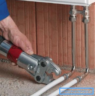 Installare un radiatore in acciaio con un collegamento inferiore fai da te