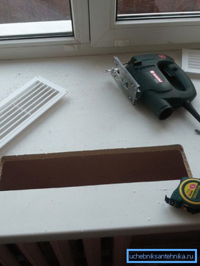 Installare la griglia nel davanzale della finestra è un'operazione semplice Installare la griglia nel davanzale della finestra è un'operazione semplice