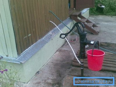 L'installazione di una pompa manuale in combinazione con una pompa faciliterà notevolmente il flusso d'acqua e aiuterà nelle situazioni di emergenza in caso di interruzione di corrente. L'installazione di una pompa manuale in combinazione con una pompa faciliterà notevolmente il flusso d'acqua e aiuterà nelle situazioni di emergenza in caso di interruzione di corrente.