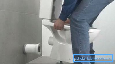 Installazione della toilette sul luogo preparato