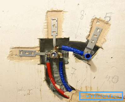 Prese di tubo installate sotto un miscelatore convenzionale Prese di tubo installate sotto un miscelatore convenzionale