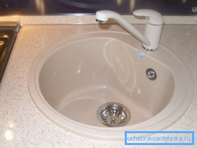 Il mixer installato su un lavandino Il mixer installato su un lavandino