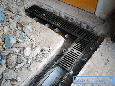 Dispositivo di drenaggio lineare intorno alla casa