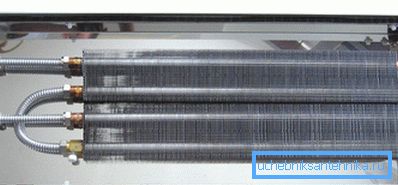 Convettore: tubi del refrigerante e piastre di trasferimento del calore Convettore: tubi del refrigerante e piastre di trasferimento del calore